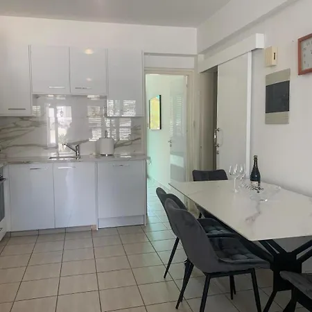 Sunny Coast Paralímni